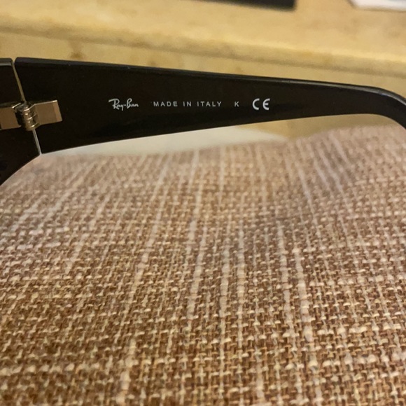 Stylish classic Raybans lightly worn-no scratches. main image 4